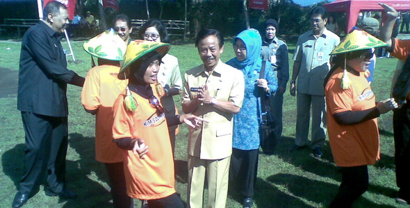 Walikota Malang beserta ibu menyempatkan membuka LCCK 2012