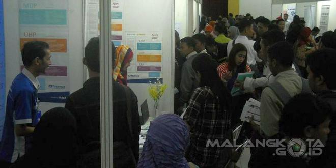 Warga Malang menyerbu stan perusahaan-perusahaan di Job Market Fair 2015, Selasa (26/5)