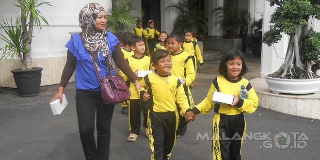 Murid-murid SDN Sumbersari I di Balai Kota Malang, Selasa (9/6)
