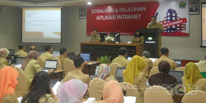 Kepala Dinas Kominfo Kota Malang Zulkifli Amrizal, S.Sos, M.Si membuka kegiatan sosialisasi dan pelatihan aplikasi intranet, Selasa (20/10)