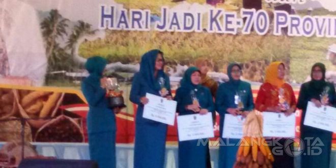 Ketua TP PKK Kota Malang, Hj. Dewi Farida (dua dari kiri) Suryani menerima penghargaan, Senin (26/10)