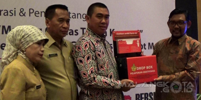 Direktur Gratifikasi KPK, Giri Suprapdiono menyerahkan dropbox kinerja pelaporan gratifikasi kepada Walikota Malang H. Moch. Anton