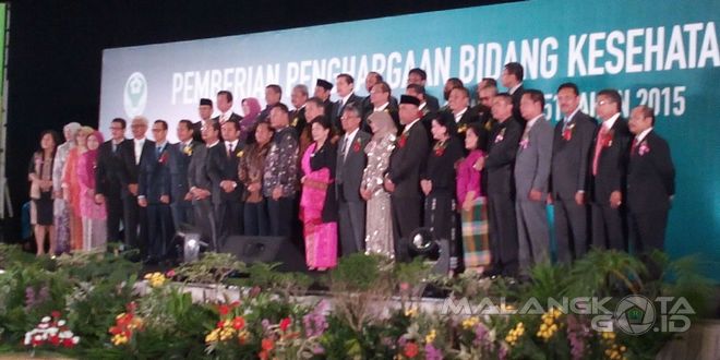 Bupati-Walikota penerima penghargaan foto bersama Menkes RI, Jumat (27/11)