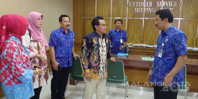 Wakil Wali Kota Malang, Drs. Sutiaji (berkacamata) saat kunjungan kerja ke Pemkab Badung, Bali, Kamis (19/11)
