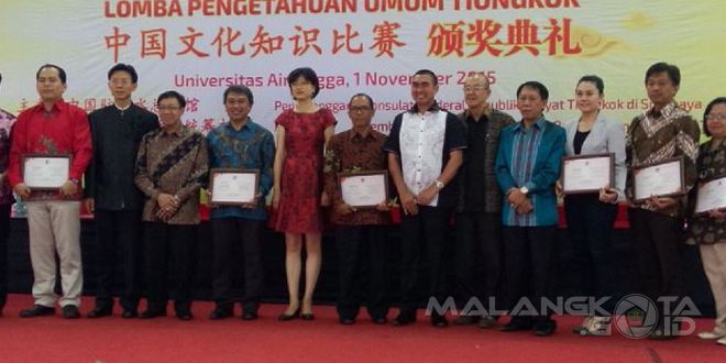 Wali Kota Malang H. Moch. Anton (enam dari kanan) saat hadiri undangan Konjen Tiongkok di Surabaya, Minggu (1/11)
