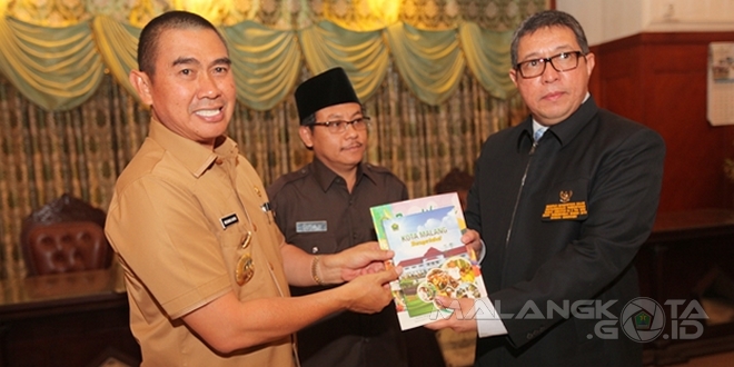 Wali Kota Malang H. Moch. Anton memberikan cendera mata kepada perwakilan OKPPD angkatan ke-2 tahun 2015, Senin (2/11)