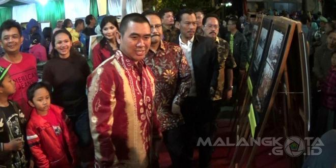 Walikota Malang, H. Moch Anton mendampingi Wagub Jatim dan tamu istimewa lainnya saat mengunjungi stand pameran, Minggu (8/11)