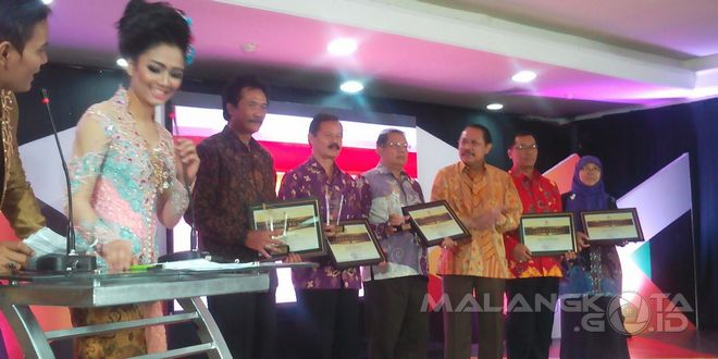 Asisten Administrasi Umum Setda Kota Malang, Yudhi K. Ismawardi (lima dari kanan) usai menerima penghargaan, Senin (14/12)