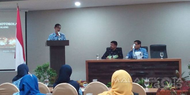 Kabag Humas Setda Kota Malang M. Nur Widianto, S.Sos menyampaikan pentingnya peran humas dan protokol, Kamis (17/12)
