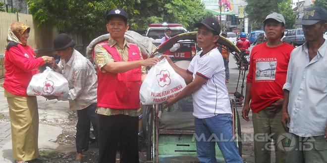 Tim PMI Kota Malang membagikan paket sembako kepada tukang becak, Selasa (15/12)