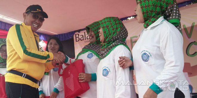 Wali Kota Malang H. Moch. Anton memberikan cendera mata kepada peserta Festival Keluarga Ceria, Minggu (13/12)