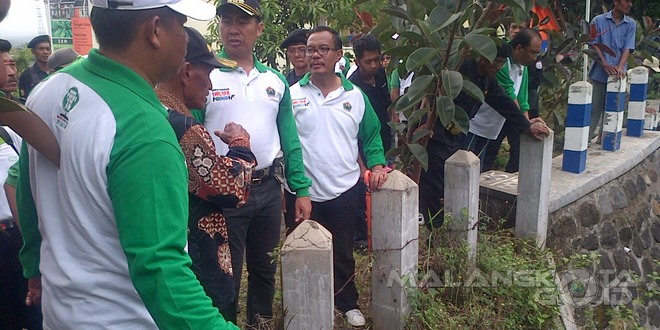 Walikota Malang H. Moch. Anton saat meninjau lokasi rawan longsor di RW 6 Kelurahan Bakalan Krajan, Minggu (6/12)