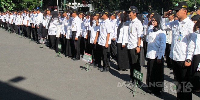 Para PNS di lingkungan Pemkot Malang mengenakan PDH putih hitam saat apel pagi, Kamis (17/1)