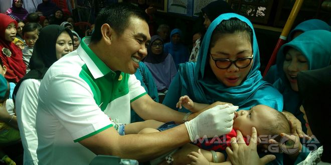 Wali Kota Malang H. Moch. Anton dan istri memberikan vitamin kepada salah satu balita dalam launching PIN 2016 Tingkat Kota Malang, Kamis (21/1)