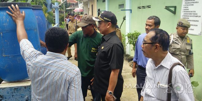 Wali Kota Malang H. Moch. Anton (pakai topi hitam) memastikan persiapan pihak Kelurahan Tulusrejo, Selasa (9/2)