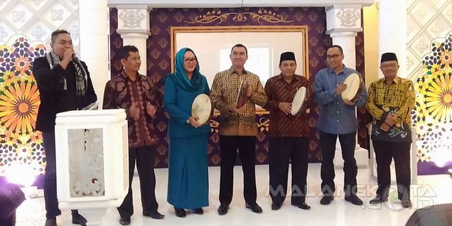 Wali Kota Malang H. Moch. Anton bersama istri dalam acara pembukaan Expo Umroh dan Haji, Rabu (24/2)