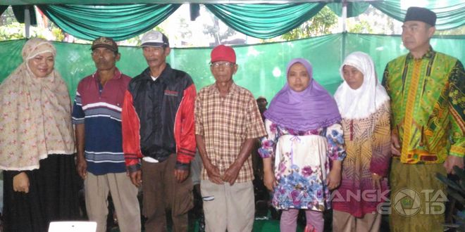 Abah Anton dan Hj. Dewi Farida Suryani foto bersama warga penerima bantuan, Senin (29/2)