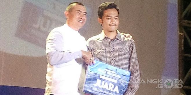 Wali Kota Malang memberikan hadiah kepada pemenang FFM, Rabu (30/3)