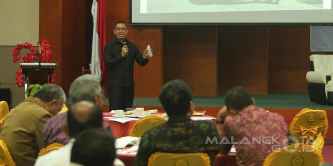 Wali Kota Malang saat menjadi pembicara di seminar nasional yang diselenggaran Lembaga Administrasi Negara (LAN) di Aula Gedung LAN, Jakarta, Selasa (19/4)