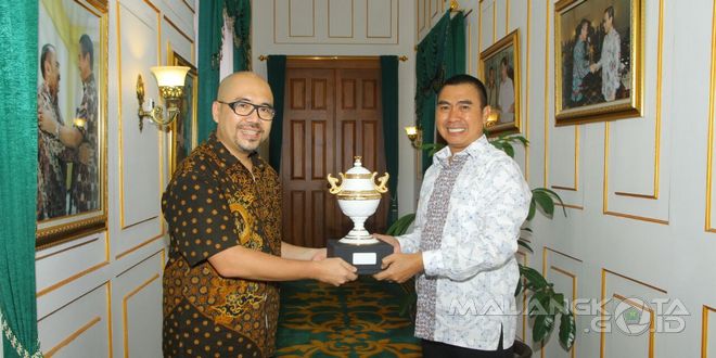 Wali Kota Malang, H Moch Anton menerima piala bergilir ICCC 2016 dari Sekjen ICCN Liliek Setiawan, Senin (4/4)
