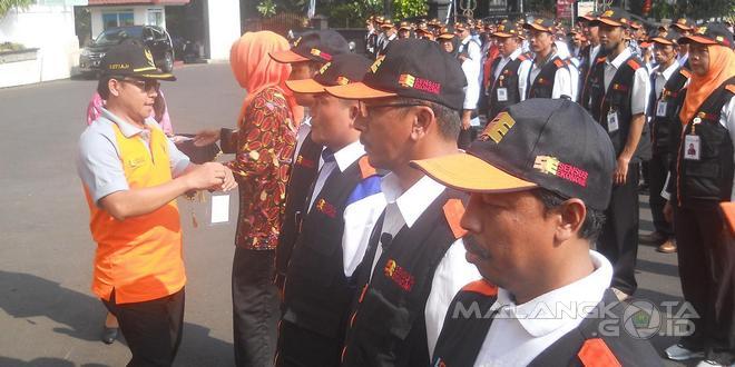 Wakil Wali Kota Malang memberikan tanda pengenal kepada petugas sensus ekonomi 2016 di depan Balai Kota Malang, Kamis (28/4)