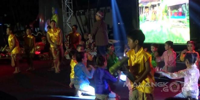 Penampilan anak-anak dari berbagai komunitas seni di Pagelaran Padhang Bulan Ing Malang Lawas, Taman Krida