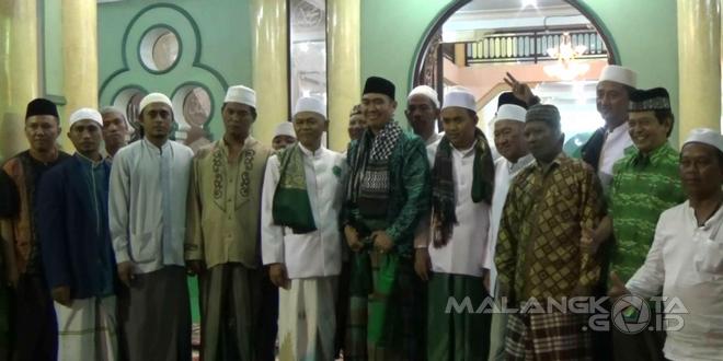 Abah Anton foto bersama para pengurus di acara Safari Ramadan di Masjid