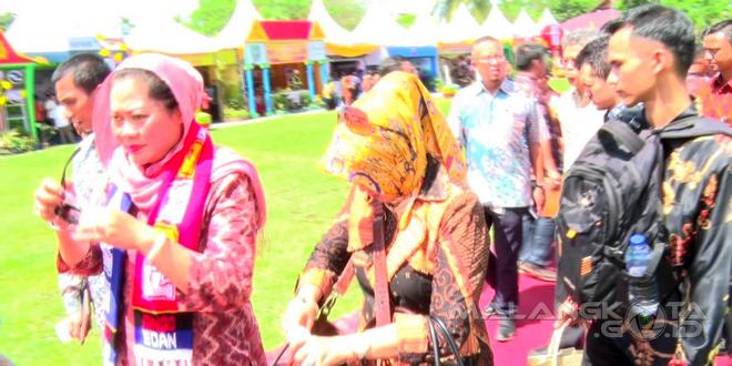 Hj. Dewi Farida Suryani saat hadir di puncak peringatan Hari Lingkungan Hidup se-Dunia di Siak sebelum berkunjung ke Dekranasda Kabupaten Siak