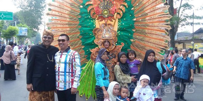 Tak hanya pengunjung Walikota Malang H. Moch. Anton (kanan) berfoto di depan peserta kirab budaya