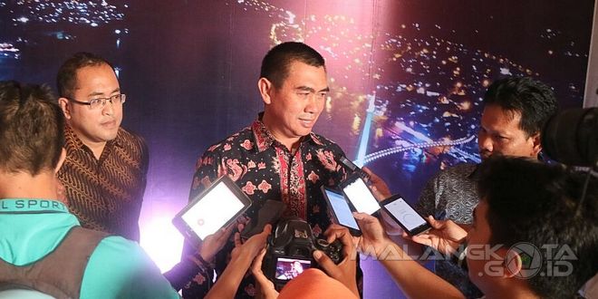 Walikota Malang H. Moch. Anton menjadi 'sasaran tembak' para wartawan setelah rapat pleno memutuakan kota malang sebagai tuan rumah apeksi tahun 2017
