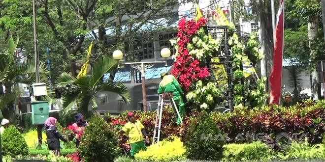 Petugas dari DKP kota Malang terlihat sibuk menata bunga untuk menyambut peringatan HUT RI