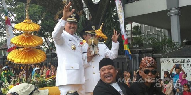 Wali Kota Malang dan Wakil Walikota Malang kirab Piala Adipura Kirana