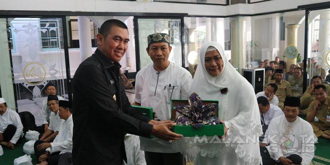 Walikota Malang H. Moch. Anton menyerahkan cendera mata kepada CJH anggota Korpri Kota Malang, Selasa (13/8)