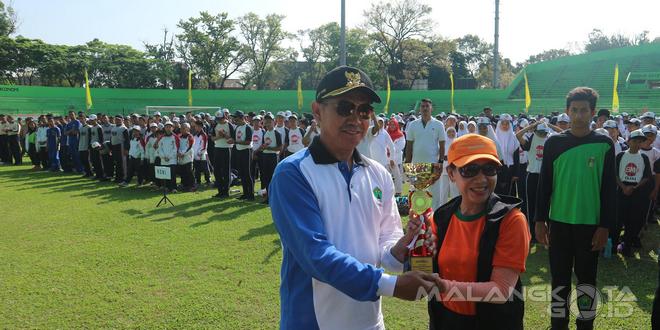 Abah Anton memberikan penghargaan di acara Peringatan Hari Olahraga Nasional (Haornas) Ke-3 di Stadion Gajayana, Senin (19/9)