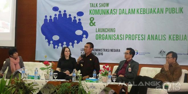 Talk show Komunikasi Dalam Kebijakan Publik dan Launching Organisasi Profesi Analis Kebijakan dipandu oleh wartawan senior, Desi Anwar, Jumat (9/9)