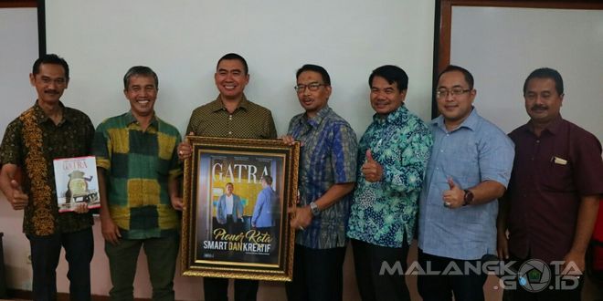 Wali Kota Malang, H. Moch Anton beserta jajarannya mendapat cenderamata dari redaksi majalah Gatra, Kamis (22/9)