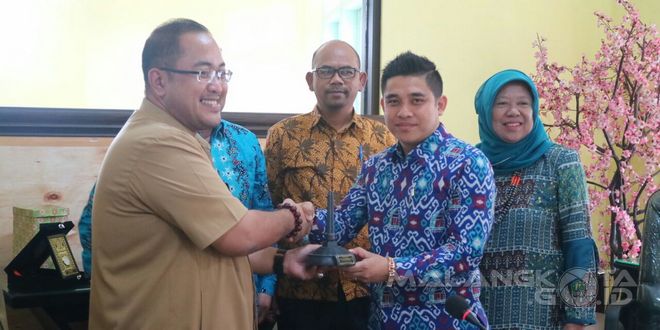 Kadis Kominfo Kota Malang Zulkifli Amrizal menerima cendera mata dari perwakilan Komisi I DPRD Kota Bukittinggi, Selasa (11/10)