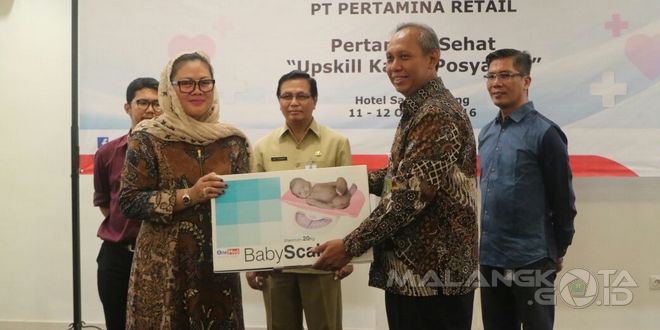 Ketua TP PKK Kota Malang Hj. Dewi Farida Suryani menerima cenderamata dari perwakilan PT Pertamina Retail