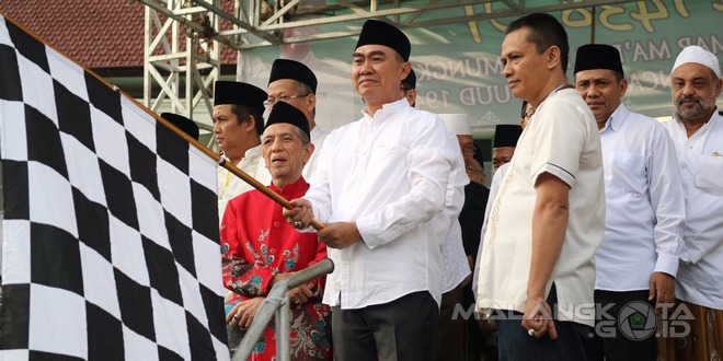 Wali Kota Malang, H. Moch Anton memberangkatkan peserta Parade Muharam 1438 H, Minggu (2/10)