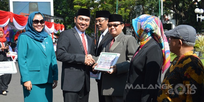 Walikota Malang H. Moch. Anton menyerahkan berbagai penghargaan setelah Upacara Peringatan Hari Kesaktian Pancasila di halaman Balaikota Malang