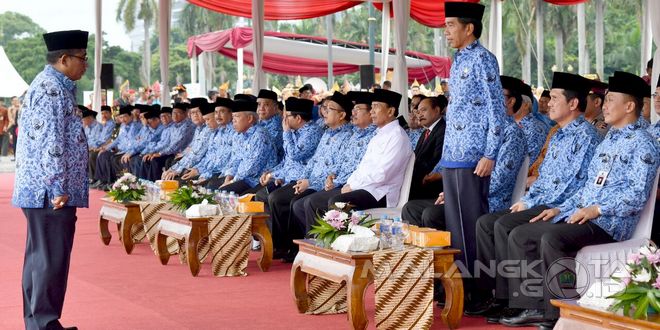 Presiden Joko Widodo ketika menjadi pembina upacara Peringatan Hari KORPRI ke-45 di lapangan Monas, Jakarta, Selasa (29/11)