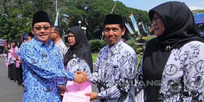 Wawali Sutiaji memberikan penghargaan kepada pendidik berprestasi di depan Balaikota Malang, Selasa (29/11)